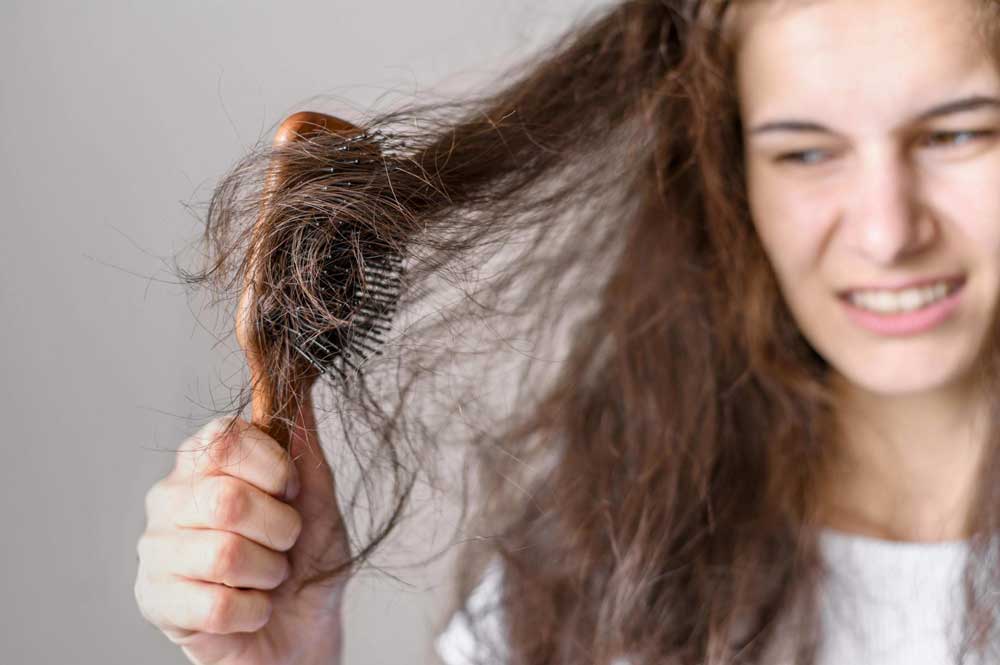 چرا نباید شبها با موی باز بخوابیم؟ دلایل و راهکارها خشکی و آسیب دیدن موها