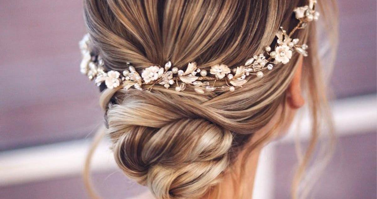 بهترین اکسسوری ها برای شینیون مو | راهنمای انتخاب و استفاده حرفهای سنجاقسر و گلهای تزئینی