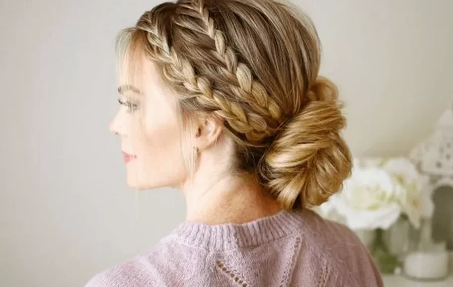 بهترین مدل موهای زنانه و دخترانه برای عروسی (۲۰۲۵) شینیون شل (Messy Bun) با بافتهای ظریف