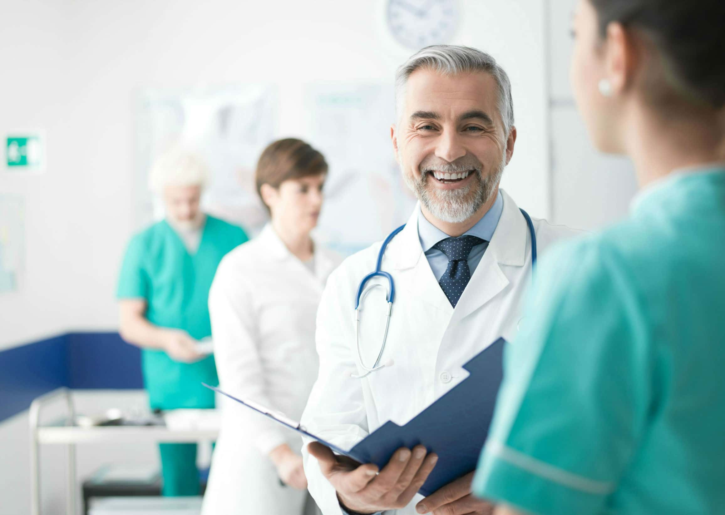 علت اصلی خارش پوست سر چیست؟ بررسی جامع دلایل و درمانها چه زمانی برای خارش پوست سر باید به پزشک مراجعه کرد؟