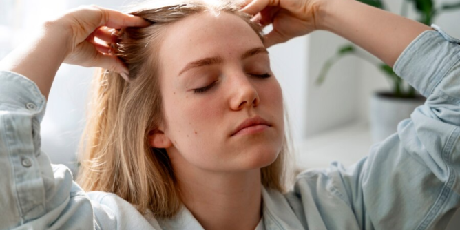 طرز تهیه اسپری رزماری برای مو در خانه بهبود گردش خون در پوست سر