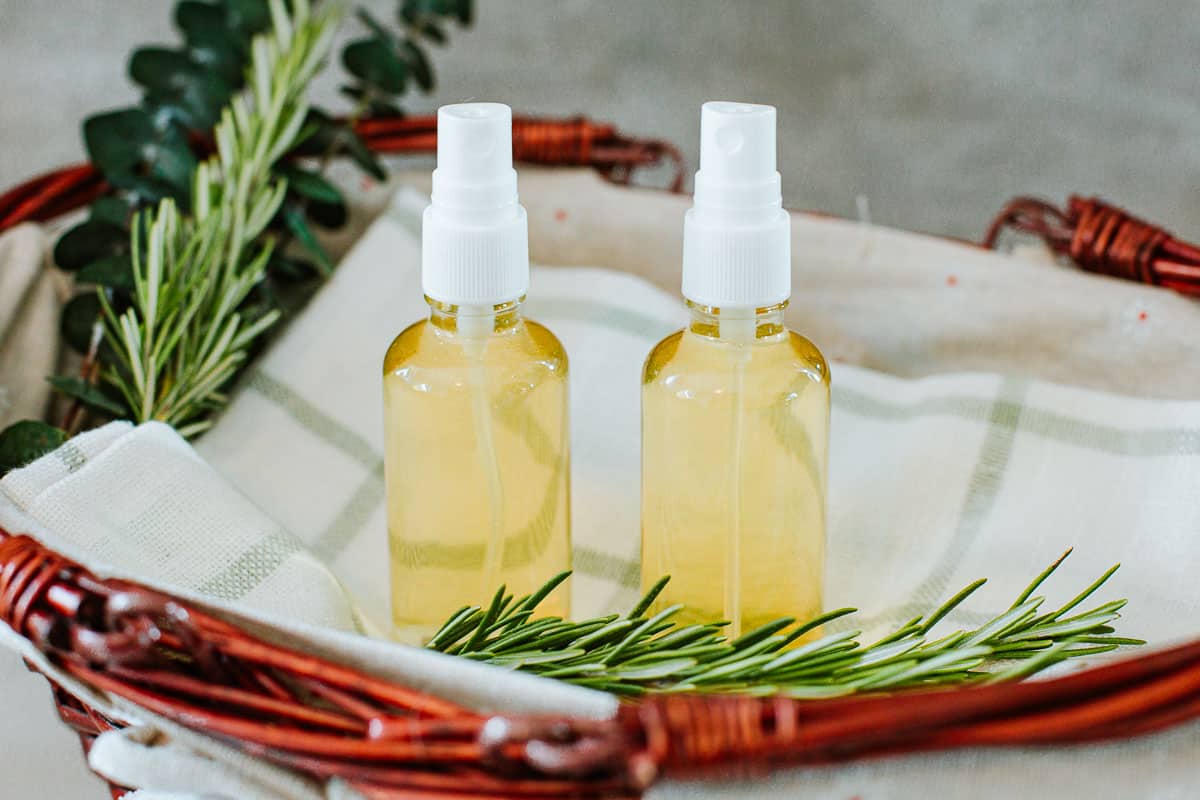 طرز تهیه اسپری رزماری برای مو در خانه دستور گام به گام تهیه اسپری رزماری برای مو